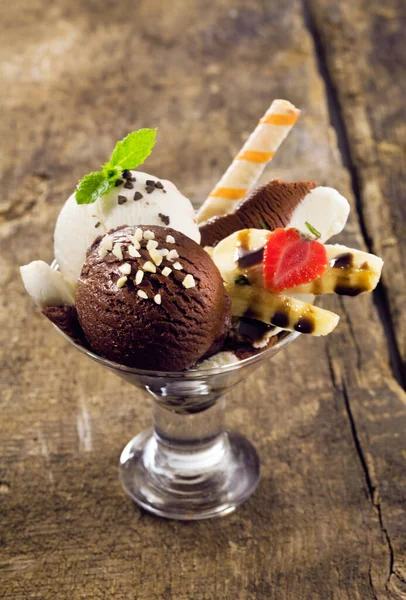 Skořápky Krémově Bohaté Čokolády Vanilkové Zmrzliny Oříšky Zralém Banánu Kónické — Stock fotografie