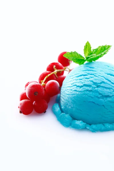 Schwere Blaue Cyan Eiskugel Mit Roten Johannisbeeren Auf Weißem Hintergrund — Stockfoto