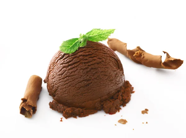 Colher Sobremesa Chocolate Cremoso Rico Icecream Coberto Com Hortelã Fresca — Fotografia de Stock