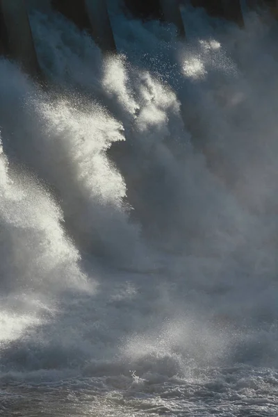 Сонце Різко Підсвічує Розлив Великої Гідроелектричної Дамби — стокове фото