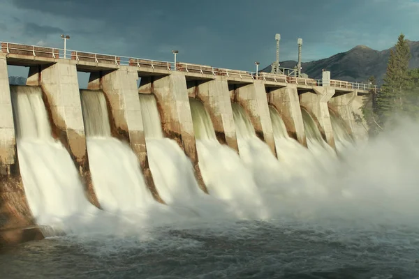 Tijdblootstelling Van Overloop Van Overloop Van Kananaskis Dam Alberta Canada — Stockfoto