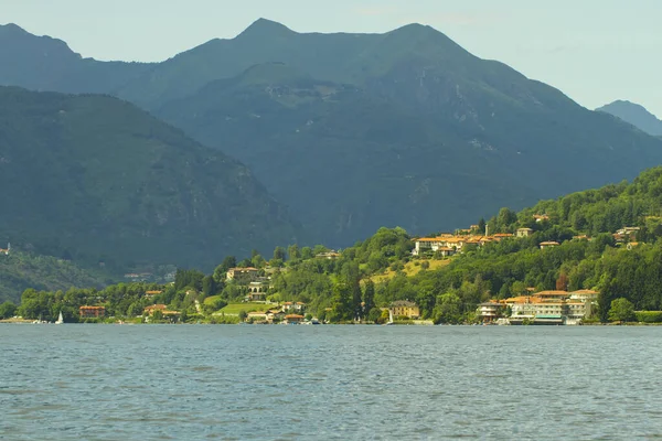 Blick Auf Die Küste Eines Kleinen Sees — Stockfoto