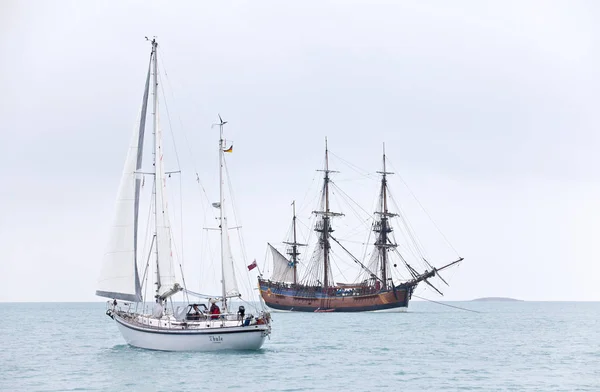 Captain Cook Ship Endeavour Meets German Yacht Torres Strait — Stock Photo, Image