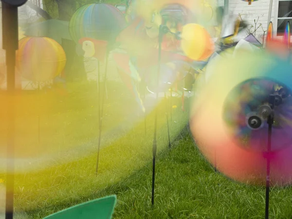 Colorati Mulini Vento Rotanti Bambini Presi Prato Con Lungo Tempo — Foto Stock