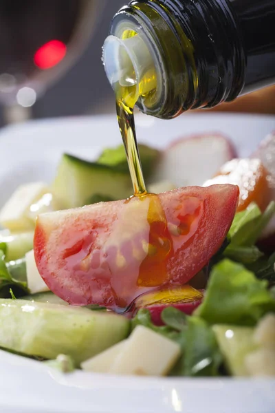 Despeje Azeite Sobre Salada — Fotografia de Stock