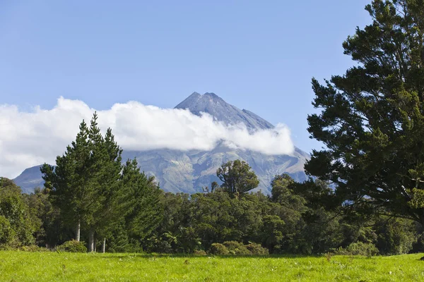 ニュージーランドのマオリの聖なる山タラナキ山は — ストック写真