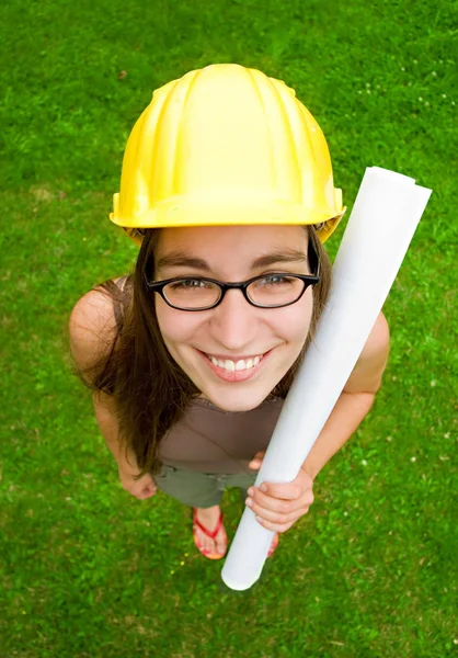 Genç Bayan Gülümseyen Mimar Inşaatçı Sarı Bir Şapka Takıyor Mimari — Stok fotoğraf