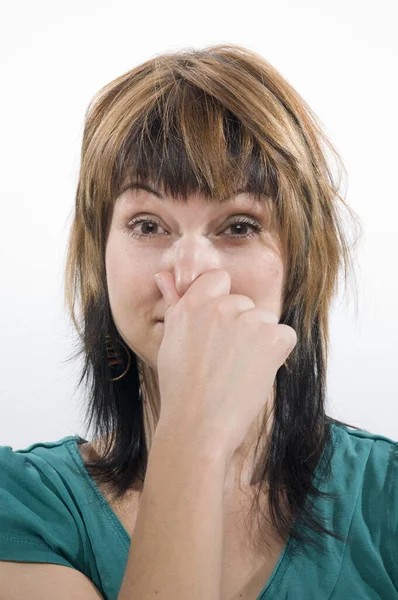 Head Shoulder Shot Young Woman Looking Camera Nose Zuhaltend — Stock Photo, Image