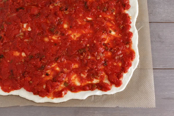 Μια Ζύμη Πίτσα Συμπλήρωση Κονσερβοποιημένες Ντομάτες — Φωτογραφία Αρχείου