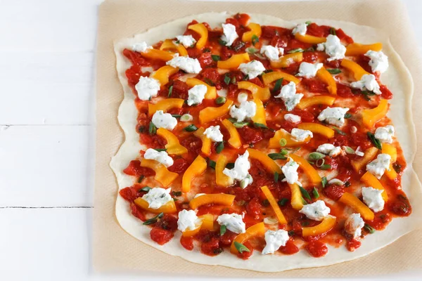 Uma Massa Pizza Coberto Com Tomate Pimentão Queijo Creme — Fotografia de Stock