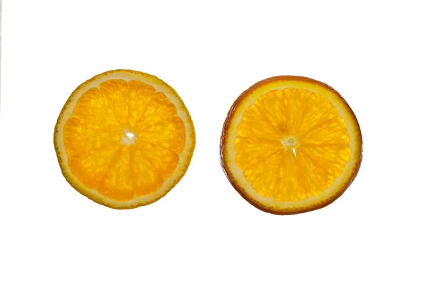 白い背景にオレンジのスライス — ストック写真