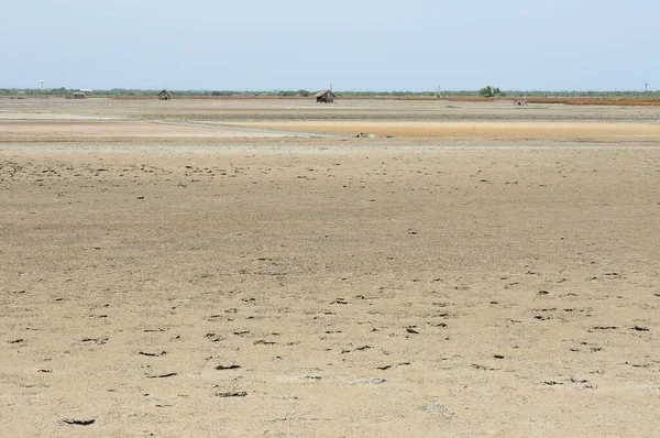 海を背景にした砕けた大地 — ストック写真