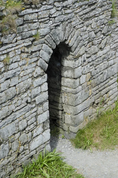 Een Kasteelpoort Van Bovenaf Met Een Pad Dat Naar Het — Stockfoto