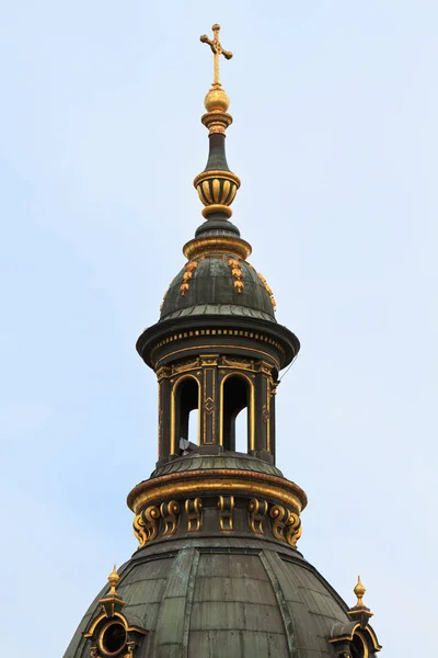 Goldenes Kreuz Auf Der Kuppel Der Kirche — Stockfoto