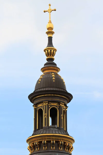 教堂圆顶上的金色十字 — 图库照片