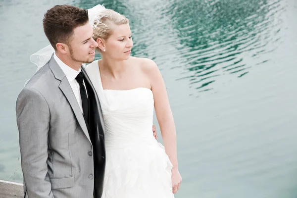 Hübsches Brautpaar Feiert Hochzeit — Stockfoto