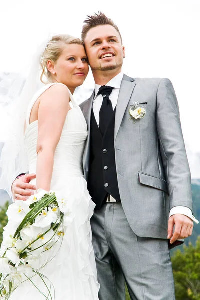 Vacker Brud Och Brudgum Firar Sitt Bröllop — Stockfoto
