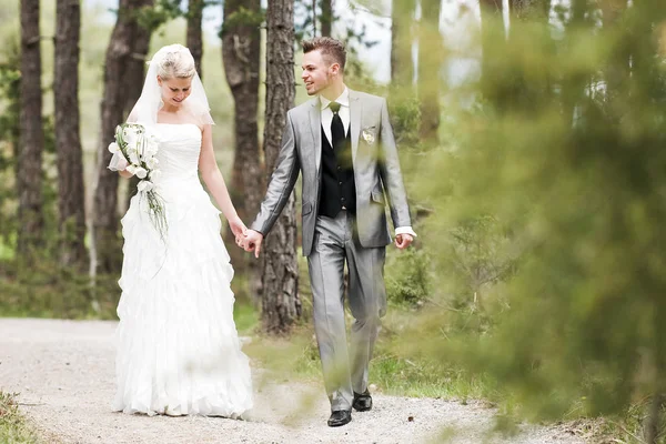 그들의 결혼식을 축하하는 아름다운 신부와 — 스톡 사진
