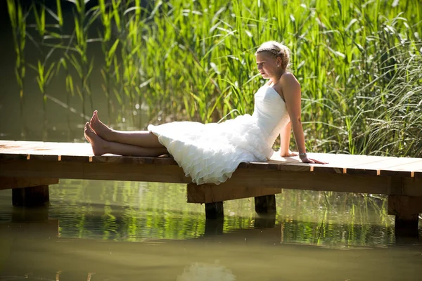 Noiva Vestido Casamento Branco Senta Sozinho Lago — Fotografia de Stock