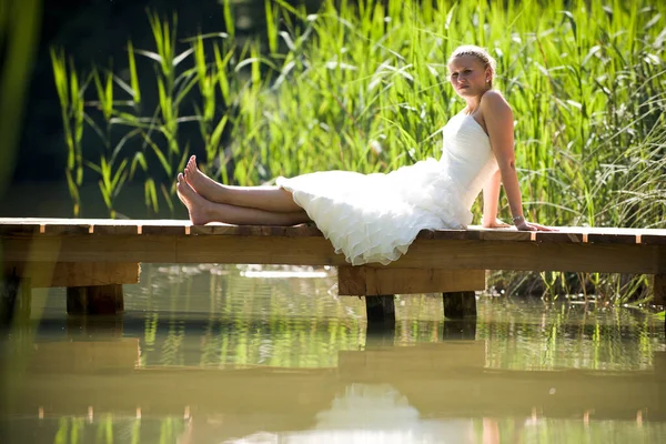 Noiva Vestido Casamento Branco Sentado Sozinho Lago — Fotografia de Stock