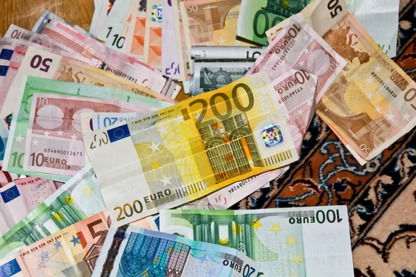 Euro Banknoten Auf Dem Parkett Verteilt — Stockfoto