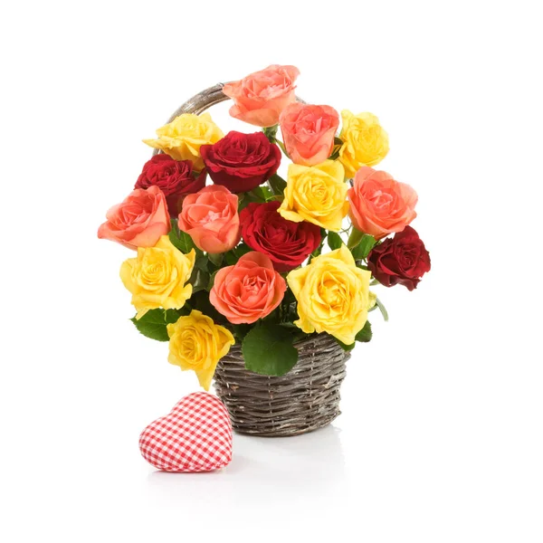 Panier Avec Des Roses Fraîches Colorées Coeur Tissu Sur Fond — Photo