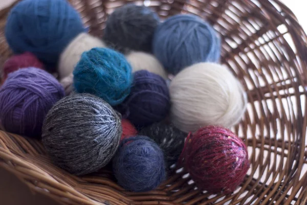 Umgewickelte Runde Wollknäuel Verschiedenen Farben Und Farbtönen Violett Blau Und — Stockfoto