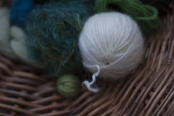 Bolas Lana Diferentes Tonos Texturas Verde Blanco Azul Sobre Tejido — Foto de Stock