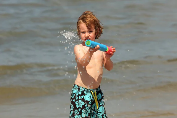 Niño Con Pistola Agua — Foto de Stock