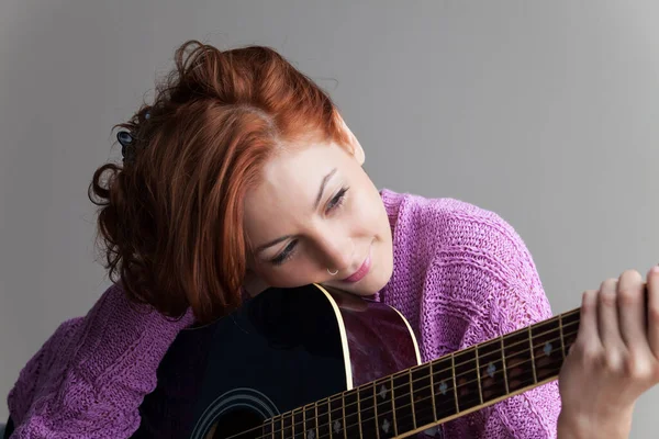 Beautiful Redhead Guitar — Stock Photo, Image