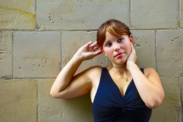 Retrato Uma Jovem Mulher Fundo Parede Arenito Livre Uma Pequena — Fotografia de Stock