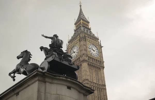 Close Torre Relógio Big Ben Londres Estátua Bronze Rainha Boudica — Fotografia de Stock