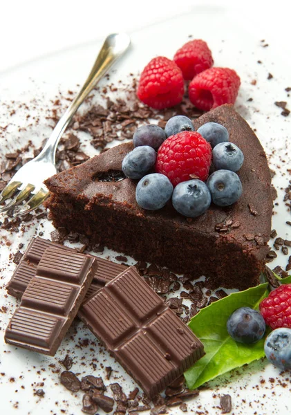 Darab Csokoládé Torta Friss Bogyó Fehér Háttér — Stock Fotó