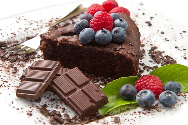 Pedaço Bolo Chocolate Com Baga Fresca Fundo Branco — Fotografia de Stock