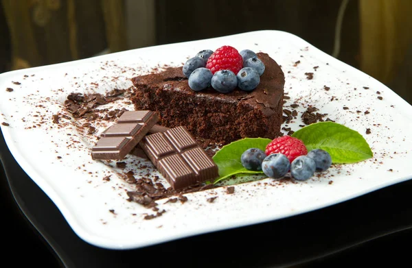 Шоколадний Торт Свіжою Ягодою Білій Страві Чорному Фоні — стокове фото