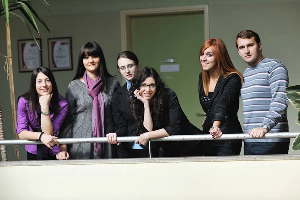 Studenti Felici Persone Ritratto Gruppo Presso Edificio Interno Universitario — Foto Stock