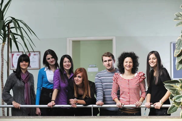 Feliz Estudiantes Personas Grupo Retrato Universidad Interior Edificio —  Fotos de Stock