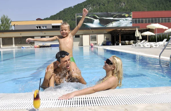 Feliz Familia Joven Divertirse Piscina Las Vacaciones Verano — Foto de Stock