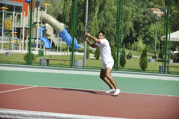 Junger Mann Spielt Frühen Morgen Tennis Freien Auf Orangefarbenem Tennisplatz — Stockfoto