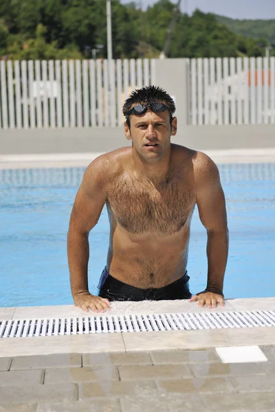 Mladý Sportovec Muž Relaxovat Bazénu — Stock fotografie
