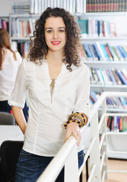 Retrato Del Grupo Mujeres Estudiantes Felices Biblioteca — Foto de Stock