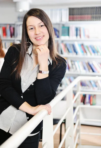 Retrato Del Grupo Mujeres Estudiantes Felices Biblioteca — Foto de Stock