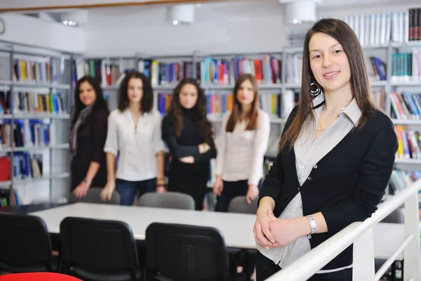 Retrato Del Grupo Mujeres Estudiantes Felices Biblioteca — Foto de Stock