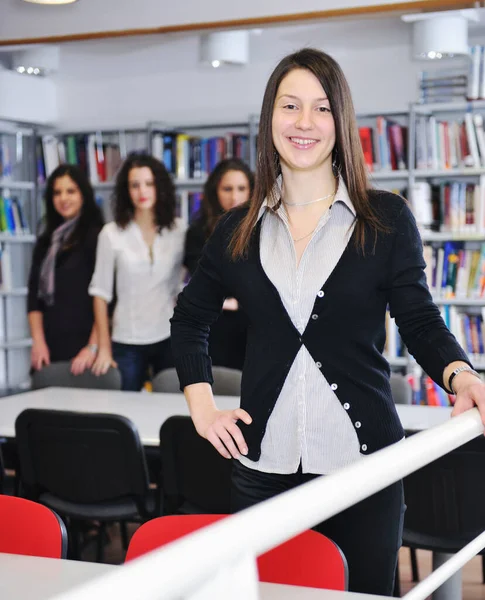 Retrato Del Grupo Mujeres Estudiantes Felices Biblioteca — Foto de Stock