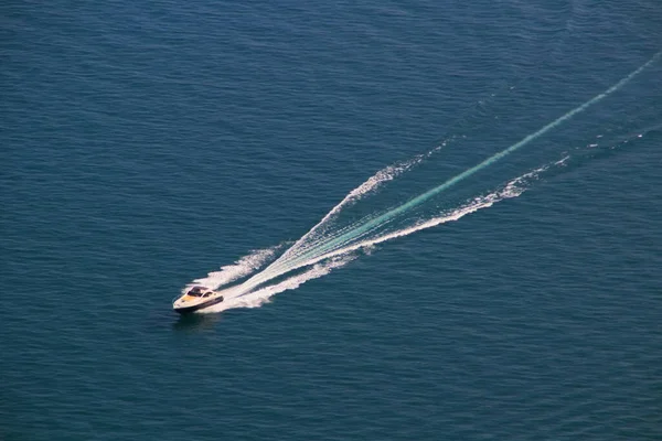 Barco Motor Passeio Completo Água — Fotografia de Stock