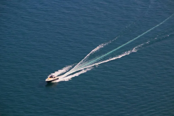 Autobarca Plena Travesía Por Agua — Foto de Stock