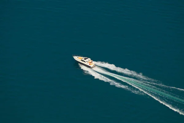 Bateau Moteur Pleine Vitesse Sur Eau — Photo