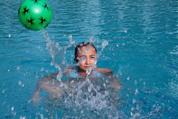 Schöne Junge Mädchen Wassertropfen Pool Mit Grünem Ball — Stockfoto