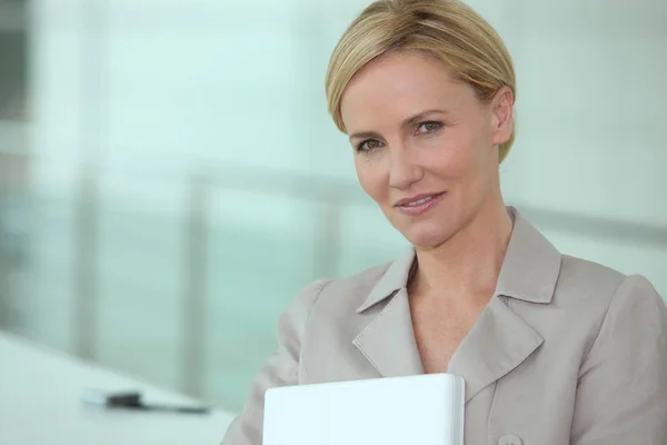 Businesswoman Carrying Laptop Office — Stock Photo, Image