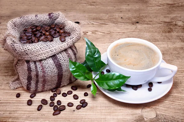 Kawa Ziarnem Kawy Tle Zbliżenie — Zdjęcie stockowe